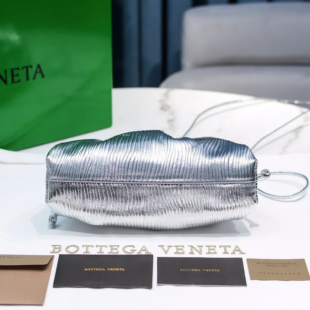 Batch 1120 Actual shot👇2020 New colors on Xiaoyunduo Authentic Italian original Bottega Veneta This Pouch clutch bag is one of the first designs created by designer Daniel in BV. It has a simple soft silhouette bag body without any unnecessary decoration. It has a very elegant and high-end texture when you hold it casually in your hand. The more you look at it, the more you will be fascinated by it. Counter quality size: 22*12.7cm (small cloud embossed silver)